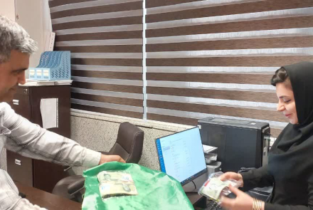 ،